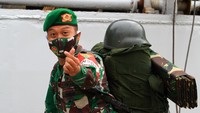 Seorang prajurit Yonif 133/Yudha Sakti mengacungkan salam cinta khas Korea Selatan saat menaiki tangga kapal di Pelabuhan Dwikora Pontianak, Kalimantan Barat, Minggu (20/9/2020).