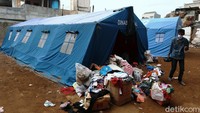 Beberapa tenda dibangun untuk menampung korban kebakaran.