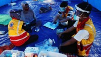Warga mendapatkan pengobatan kesehatan dari petugas medis di tenda pengungsian.