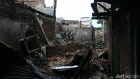 Akibat kebakaran tersebut sebanyak 30 rumah dengan 40 kepala keluarga di tiga RT, yakni RT 008, RT 009, dan RT 015 hangus terbakar.
