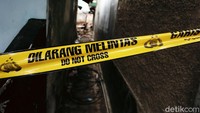 Garis polisi masih terpasang di TKP kebakaran.