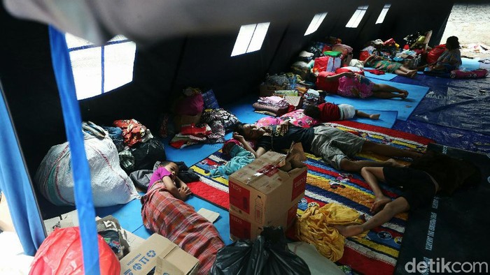 Korban Kebakaran Bungur Bertahan di Tenda Pengungsian Korban kebakaran di Jalan Kalibaru Timur, Bungur, Jakarta Pusat, bertahan di tenda pengungsian. Begini potretnya.