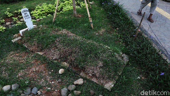 Kuburan Corona, Ingatkan Bahaya COVID-19 Sebuah kuburan dibuat di taman di Jalan Jatinegara Barat, Jakarta. Kuburan bertuliskan