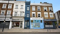 Rumah mungil ini terletak di Shepherds Bush, London dan dulunya adalah toko topi lima lantai.