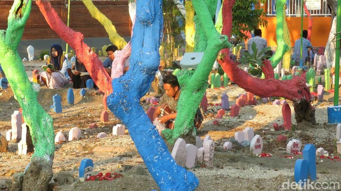 Angker dan seram kerap terlintas dalam pikiran saat berbicara soal makam. Namun kesan itu tidak tampak dari makam di Desa Balongdowo, Kecamatan Candi, Sidoarjo.