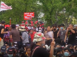 Video Massa Pro-Demokrasi Tuntut PM Thailand Turun dari Kekuasaan