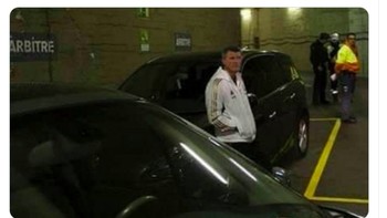 Roy Keane sampai ingin mendamprat para bek MU. Foto: istimewa
