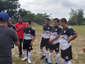 Jaga Stamina, Cagub Jambi Al Haris Ikut Turnamen Bola Bareng Warga