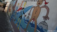 Belasan seniman mural kerja bersama-sama mengecat mural di tembok rumah-rumah warga selama tiga hari berturut-turut sejak 18 hingga 20 September 2020.