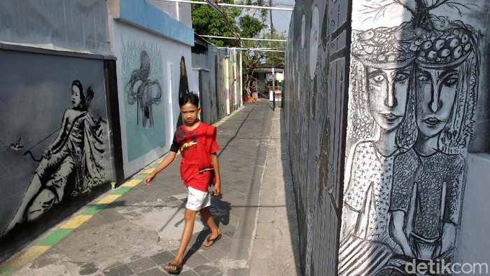 Meriah Lukisan Mural Kampung Taman Belasan seniman mural kerja bersama-sama mengecat mural di tembok rumah warga di Kampung Taman, Tamansari, Yogyakarta. Yuk lihat.