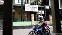 Pengendara melintas di depan Puskesmas Wirobrajan, Yogyakarta, Minggu (20/9).