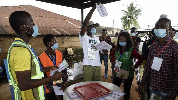 An official of Independent National Electoral Commission (INEC) count votes cast after the Edo State governorship elections in Benin City, Midwestern Nigeria, on September 19, 2020. - Hundreds of thousand voters gathered at the polls in Edo State, Midwestern Nigeria to elect a new governor or re-elect the incumbent governor, Godwin Obaseki of the Peoples Democratic Party (PDP) for a second term, the first elections in Africas most populous country amidst coronavirus pandemic. (Photo by PIUS UTOMI EKPEI / AFP)