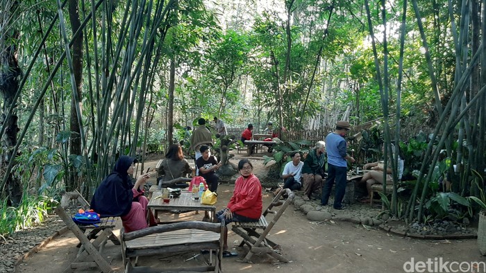 Nikmatnya Menghirup Wedang Sambil Ngemil Jemblem di Tomboan Ngawonggo Nikmatnya Menghirup Wedang Sambil Ngemil Jemblem di Tomboan Ngawonggo