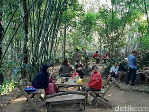 Nikmatnya Menghirup Wedang Sambil Ngemil Jemblem di Tomboan Ngawonggo