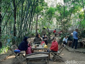 Nikmatnya Menghirup Wedang Sambil Ngemil Jemblem di Tomboan Ngawonggo