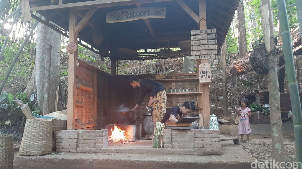 Nikmatnya Menghirup Wedang Sambil Ngemil Jemblem di Tomboan Ngawonggo