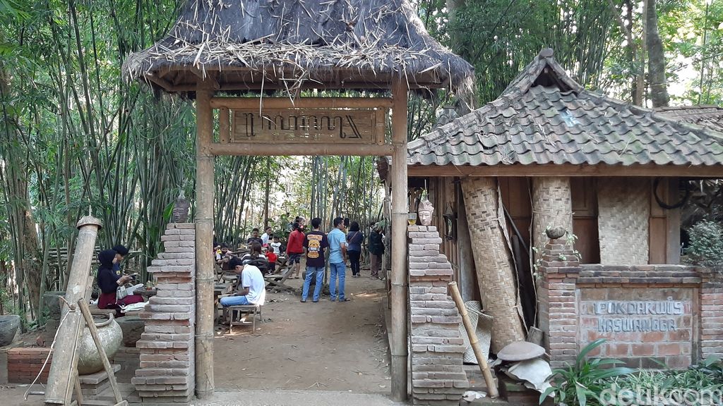 Nikmatnya Menghirup Wedang Sambil Ngemil Jemblem di Tomboan Ngawonggo