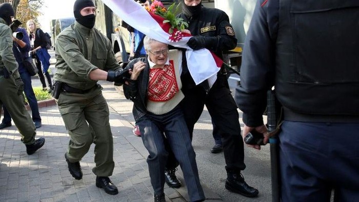 Nina Baginskaya , nenek yang ikut aksi di Belarus (AFP Photo)