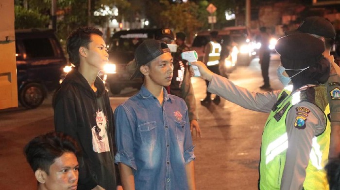 Puluhan pelanggar protokol kesehatan terjaring dalam Operasi Yustisi di Gresik. Para pelanggar langsung disidang di tempat.