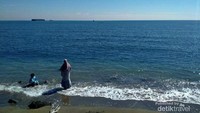 Pantai Bohay yang terletak 200 meter di sisi barat pembangkit listrik tenaga uap, PLTU Paiton ini, kaya dengan berbagai jenis terumbu karang dan spesies ikan (Foto: Wiwik Arianti/dTraveler)