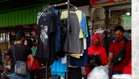 Aktivitas pedagang Pasar Baru turut terkena imbas penutupan ruas Jalan Otista-Suniaraja Kota Bandung.