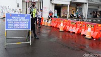 Jalan Otista-Suniaraja menjadi satu dari lima jalan yang terkena aturan buka tutup jalan dalam rangka mencegah penyebaran virus Corona.