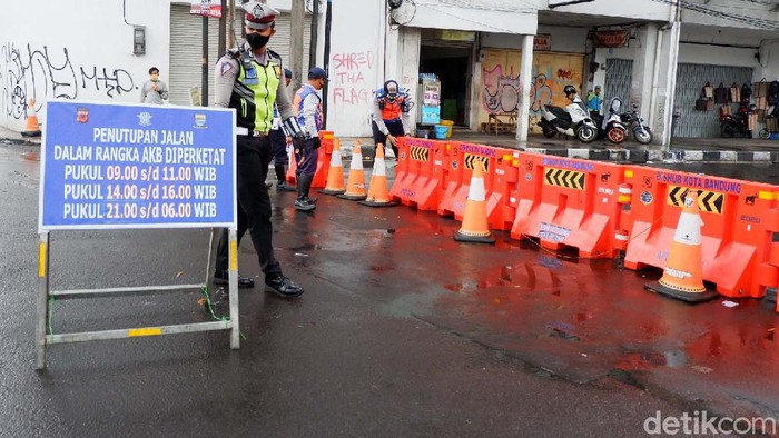 Pasar Baru, Kota Bandung, terkena imbas penutupan ruas Jalan Otista-Suniaraja. Begini aktivitas pedagang Pasar Baru saat jalan kembali dibuka.