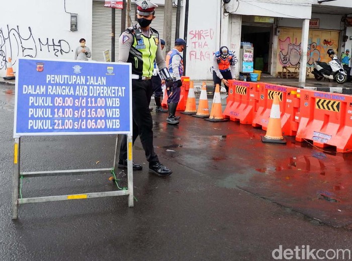 Pasar Baru, Kota Bandung, terkena imbas penutupan ruas Jalan Otista-Suniaraja. Begini aktivitas pedagang Pasar Baru saat jalan kembali dibuka.