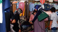 Pedagang berharap Pemerintah Kota (Pemkot) Bandung dapat mempertimbangkan para pedagang di Pasar Baru dalam memberikan kebijakan penutupan jalan.