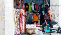 Seorang pedagang menanti pembeli.
