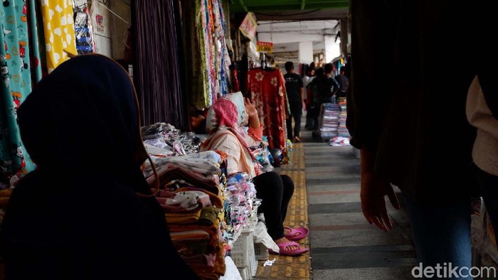 Pedagang Pasar Baru Terkena Imbas Penutupan Jalan Otista-Suniaraja Pasar Baru, Kota Bandung, terkena imbas penutupan ruas Jalan Otista-Suniaraja. Begini aktivitas pedagang Pasar Baru saat jalan kembali dibuka.
