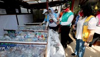 Wakil Walikota Jakarta Barat Yani Wahyu Purwoko (dua kanan) bersama perwakilan Le Minerale dan Lions Club melakukan peninjauan bank sampah yang ada di kelurahan Kembangan Selatan, Puri Indah, Jakarta Barat. Foto: dok. Pemkot Jakbar