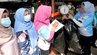 Seperti salah satunya yang dilakukan oleh Asosiasi Daur Ulang Plastik Indonesia (ADUPI) dan Asosiasi Bank Sampah Seluruh Indonesia (ASOBSI) yang turut berpartisipasi di acara Hari Bersih-bersih Sedunia (Clean Up Day). Mereka mengajak serta masyarakat untuk berperan aktif mengurangi penggunaan sampah plastik. Foto: dok. Pemkot Jakbar