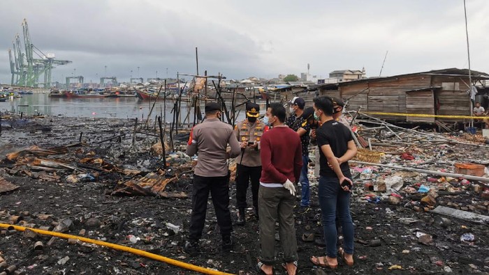 Polisi Cek Kebakaran Gudang di Jakut
