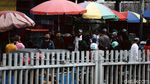 Potret Warga Berkerumun di Pasar Ikan Hias Jatinegara saat PSBB