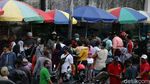 Potret Warga Berkerumun di Pasar Ikan Hias Jatinegara saat PSBB