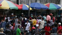 Di antara pedagang dan pembeli bahkan ada yang tidak memakai masker.