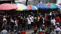 Warga terlihat berkerumun di Pasar Ikan Hias Jatinegara, Jakarta Timur, Minggu (20/09/2020).