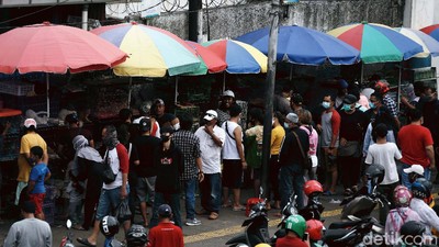 Potret Warga Berkerumun di Pasar Ikan Hias Jatinegara saat PSBB