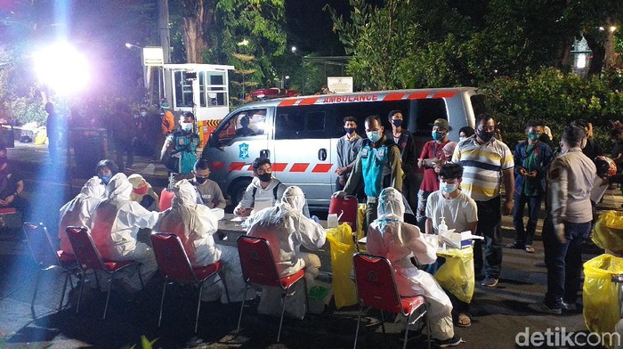 Ratusan warga yang didominasi muda-mudi terjaring Tim Satgas COVID-19 saat malam mingguan di Taman Apsari. Usai terjaring, mereka langsung di-rapid test.