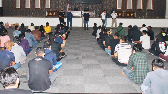 Sebanyak 109 pengunjung dan karyawan bar di Surabaya diamankan. Bar tersebut nekat beroperasi sampai dini hari di tengah pandemi COVID-19.