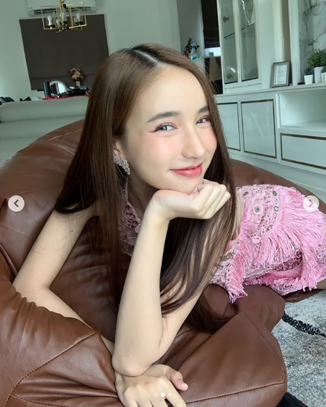 Rinrada Yoshi memiliki kecantikan yang benar-benar menyerupai wanita, bahkan beberapa netizen menyebut lebih dari wanita asli. Saat mengikuti Miss Tiffany Universe 2017 pun dia sudah memiliki wajah cantik dengan hanya sedikit merenovasi wajahnya tepatnya dengan melakukan filler bibir. Foto: Dok. Instagram Rinrada Yoshi