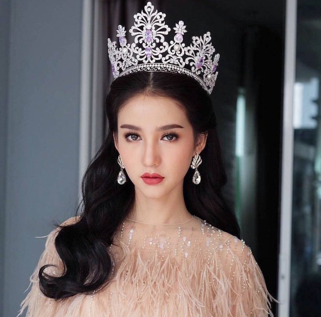 Rinrada Thurapan atau Rinrada Yoshi merupakan pemenang Miss Universe versi transgender yaitu Miss Tiffany Universe 2017. Dia kemudian melenggang ke ajang Miss International Queen 2018 dan meraih juara ketiga. Foto: Dok. Instagram Rinrada Yoshi