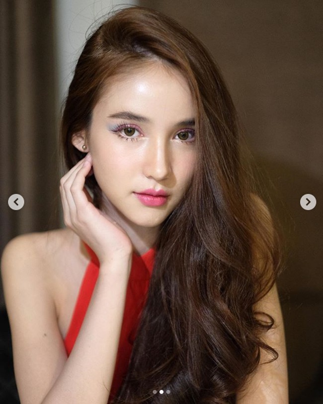 Pada usia remajanya, Rinrada yang berasal dari keluarga dengan ekonomi pas-pasan, ingin membantu keuangan keluarganya dengan menjadi transgender. Awalnya keinginannya itu ditentang habis oleh sang orangtua. Namun kini terlihat di halaman media sosialnya, ayahnya mendukung kariernya yang sukses. Foto: Dok. Instagram Rinrada Yoshi