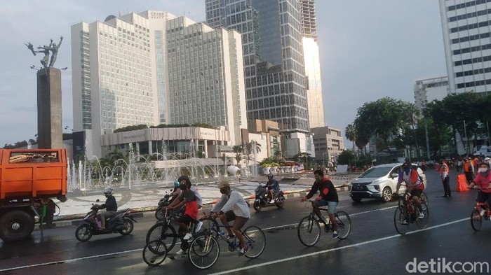 Situasi Bundaran HI minggu pertama PSBB ketat, Minggu