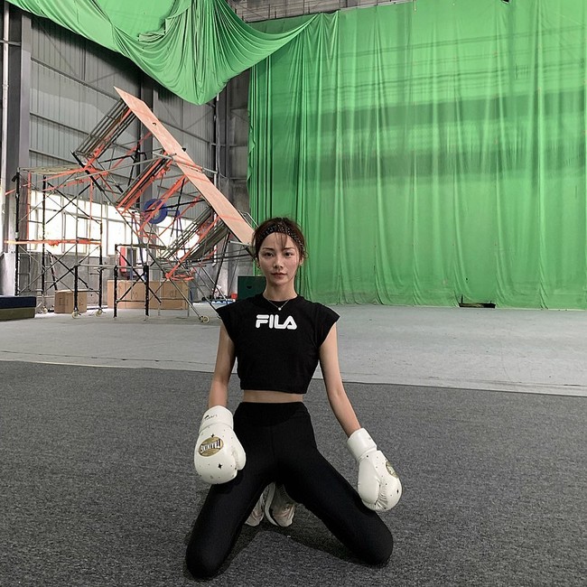 Potret Liu Yaxi saat berlatih. Seni bela diri cukup berbahaya dan sangat membutuhkan peran stunt double. Jika aktor melakukan semuanya, itu akan sangat membahayakan. Pekerjaan kami membutuhkan keahlian khusus untuk peran tersebut, kata Liu seperti dikutip The Independent. (Foto: Instagram/@_liuyaxi)