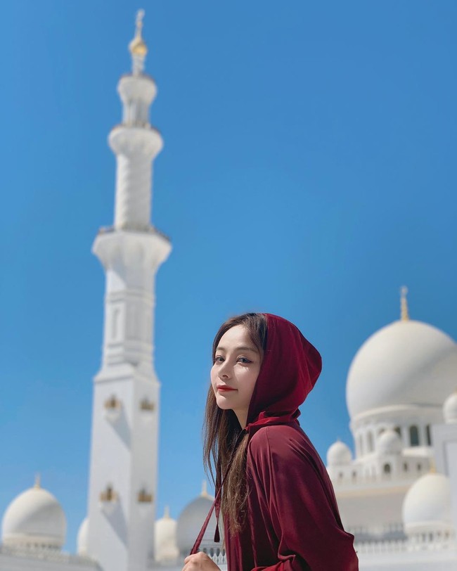 Ini potret dia saat traveling ke Abu Dhabi. (Foto: Instagram/@_liuyaxi)
