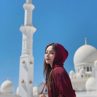 Ini potret dia saat traveling ke Abu Dhabi. (Foto: Instagram/@_liuyaxi)