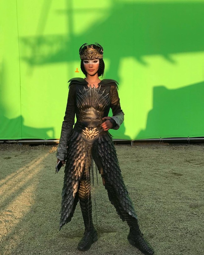 Bukan cuma karakter Mulan, ia juga menjadi stunt-double untuk peran si penyihir jahat bernama Xianniang. Karakter tersebut dibintangi oleh aktris Gong Li. (Foto: Instagram/@_liuyaxi)