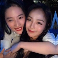 Liu Yaxi juga pernah mem-posting foto dirinya bersandingan dengan Liu Yifei. Sama-sama cantik ya keduanya? (Foto: Weibo)